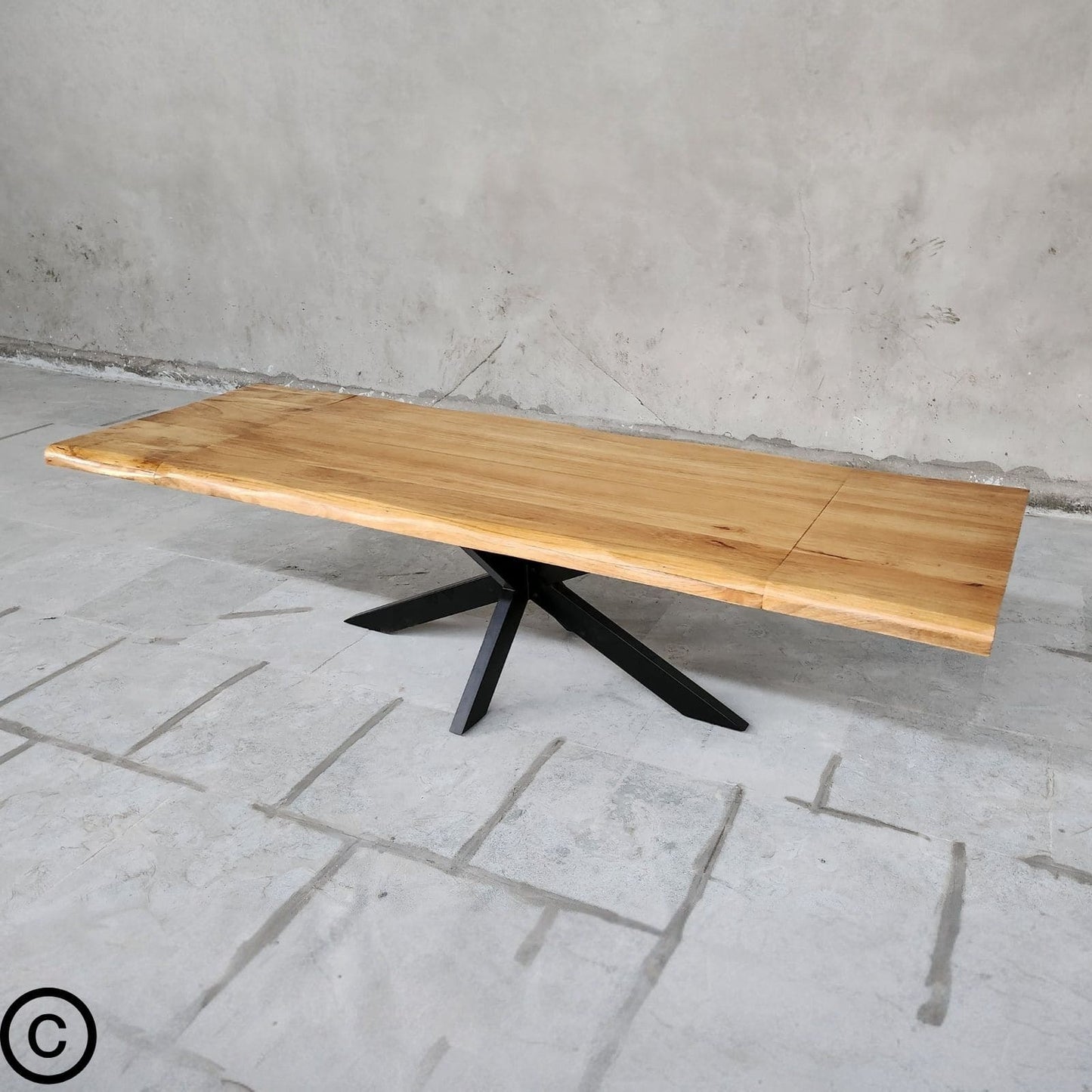 Table extensible industrielle Kukuu 200-300 cm en manguier et métal. Pied Mikado design, idéal pour recevoir.