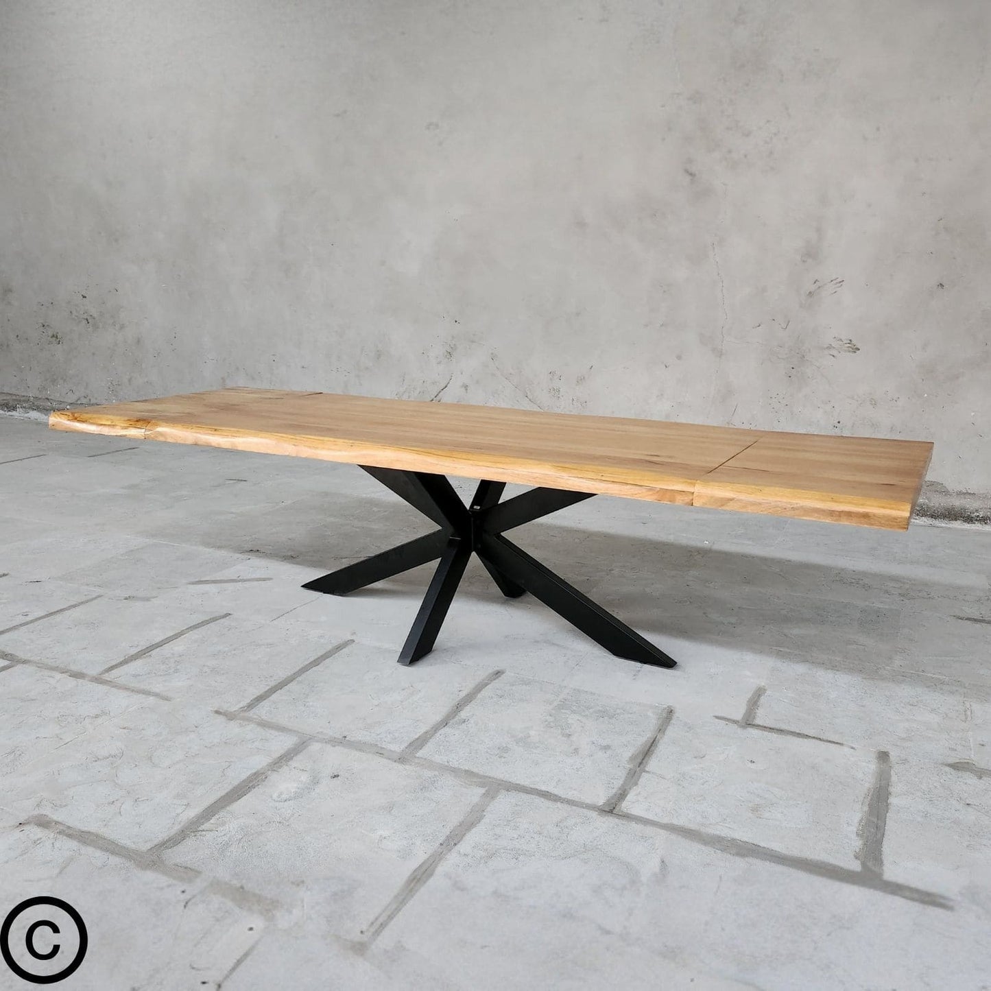 Table extensible industrielle Kukuu 200-300 cm en manguier et métal. Pied Mikado design, idéal pour recevoir.