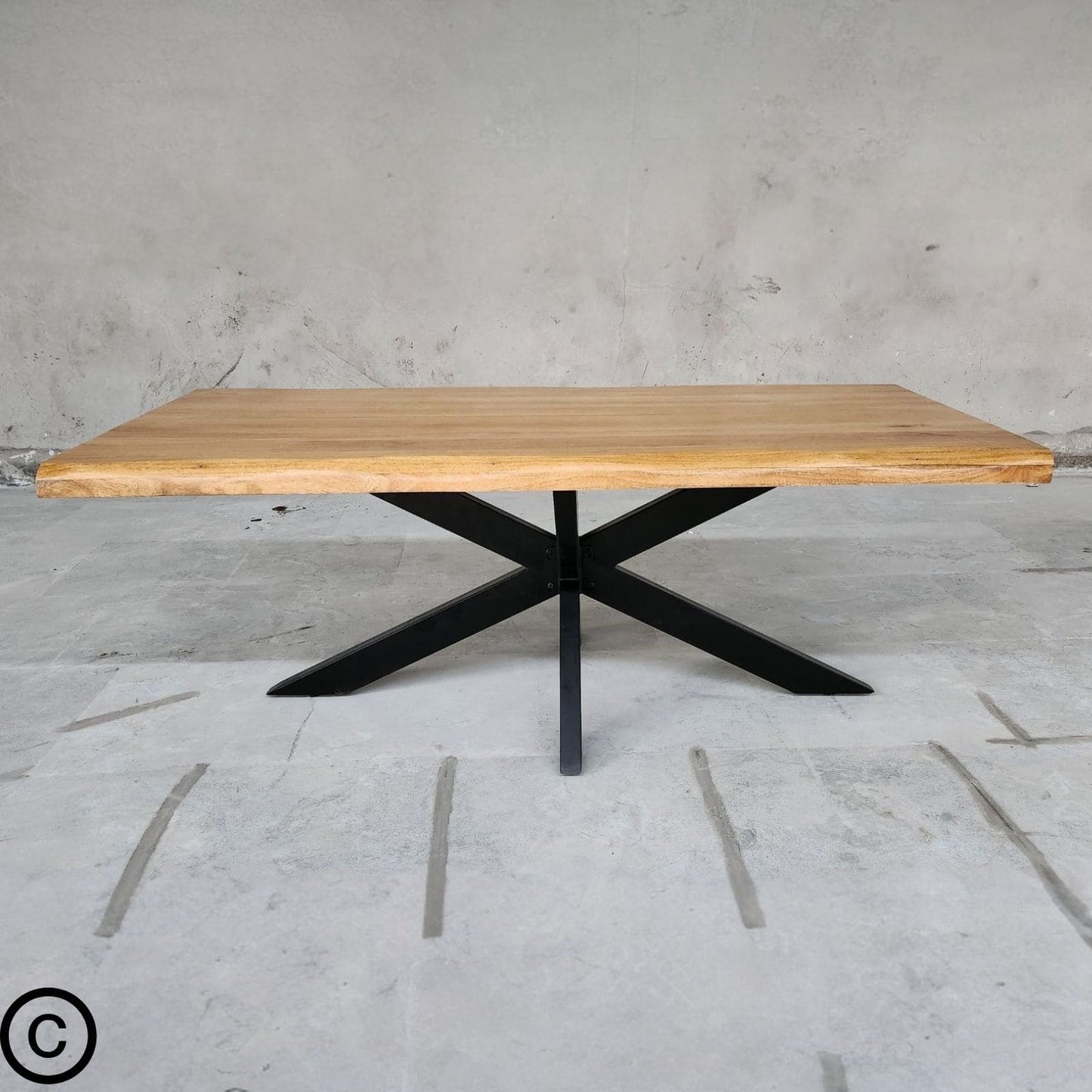 Table extensible industrielle Kukuu 200-300 cm en manguier et métal. Pied Mikado design, idéal pour recevoir.