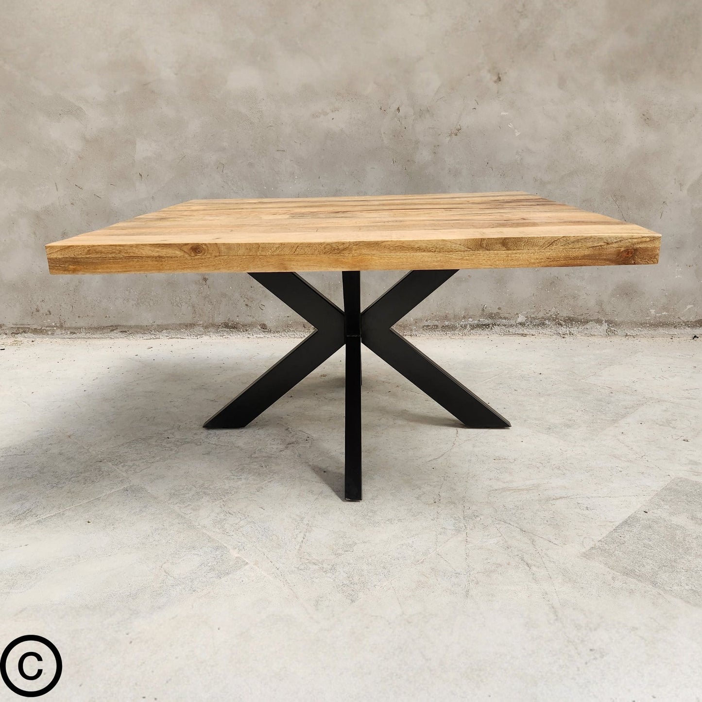 Apportez une touche de raffinement naturel et de modernité à votre intérieur avec cette magnifique table industrielle carrée idéale pour créer une ambiance chaleureuse et conviviale. Kukuu, meubles industriels de qualité.
