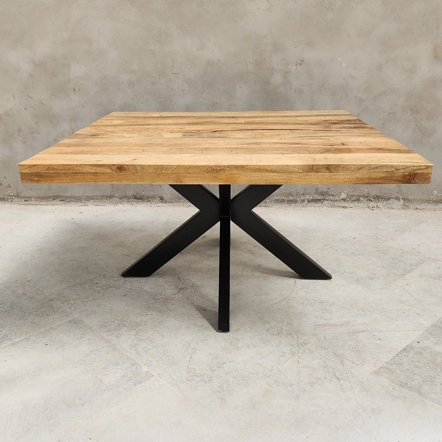 Apportez une touche de raffinement naturel et de modernité à votre intérieur avec cette magnifique table industrielle carrée idéale pour créer une ambiance chaleureuse et conviviale. Kukuu, meubles industriels de qualité.