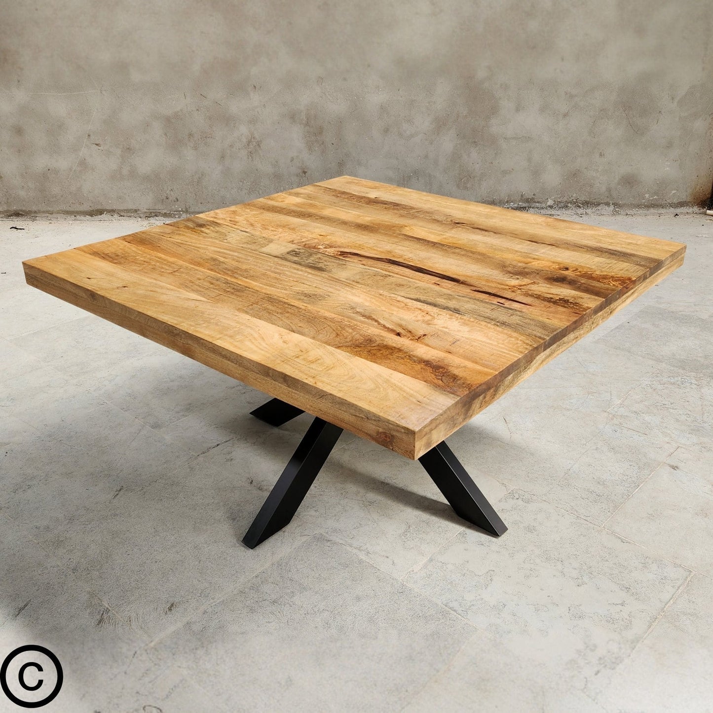 Apportez une touche de raffinement naturel et de modernité à votre intérieur avec cette magnifique table industrielle carrée idéale pour créer une ambiance chaleureuse et conviviale. Kukuu, meubles industriels de qualité.