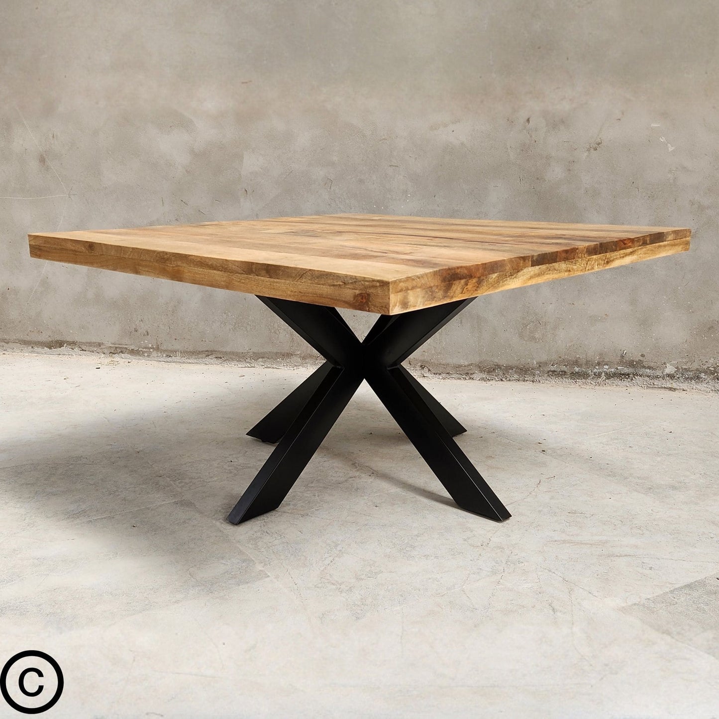Apportez une touche de raffinement naturel et de modernité à votre intérieur avec cette magnifique table industrielle carrée idéale pour créer une ambiance chaleureuse et conviviale. Kukuu, meubles industriels de qualité.