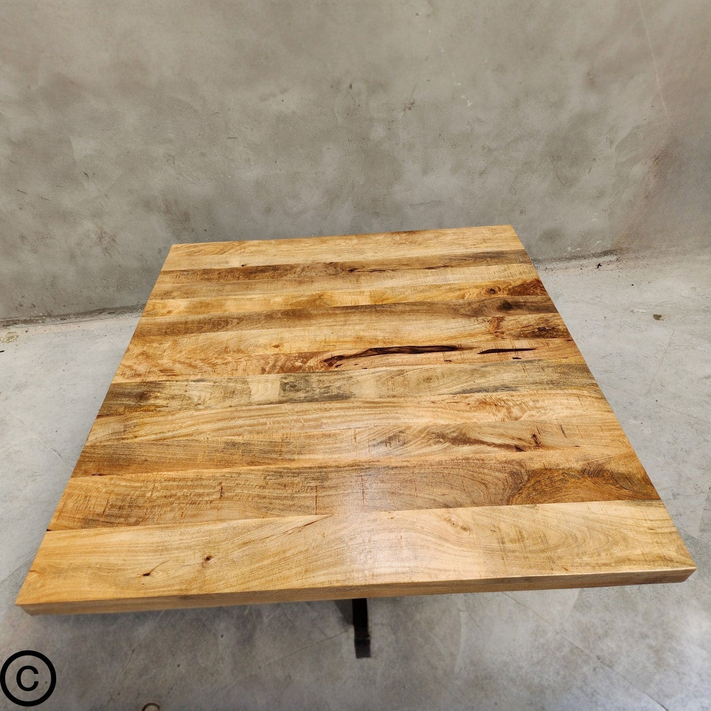 Apportez une touche de raffinement naturel et de modernité à votre intérieur avec cette magnifique table industrielle carrée idéale pour créer une ambiance chaleureuse et conviviale. Kukuu, meubles industriels de qualité.