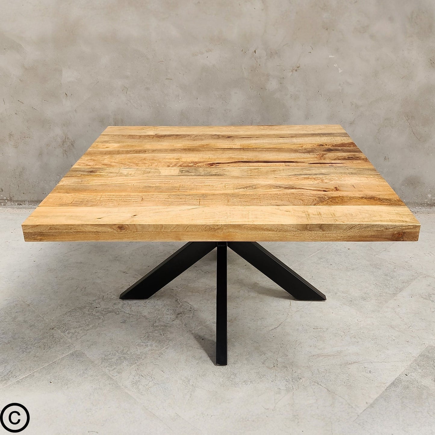 Apportez une touche de raffinement naturel et de modernité à votre intérieur avec cette magnifique table industrielle carrée idéale pour créer une ambiance chaleureuse et conviviale. Kukuu, meubles industriels de qualité.