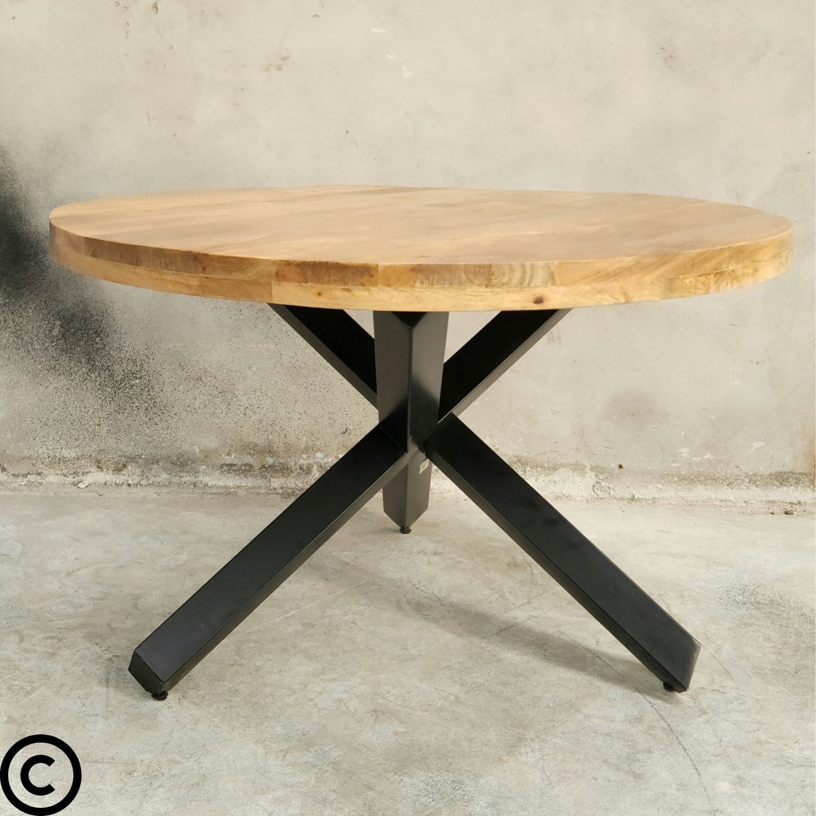 Optez pour notre superbe table industrielle ronde en manguier pour apporter une touche moderne et élégante à votre espace.