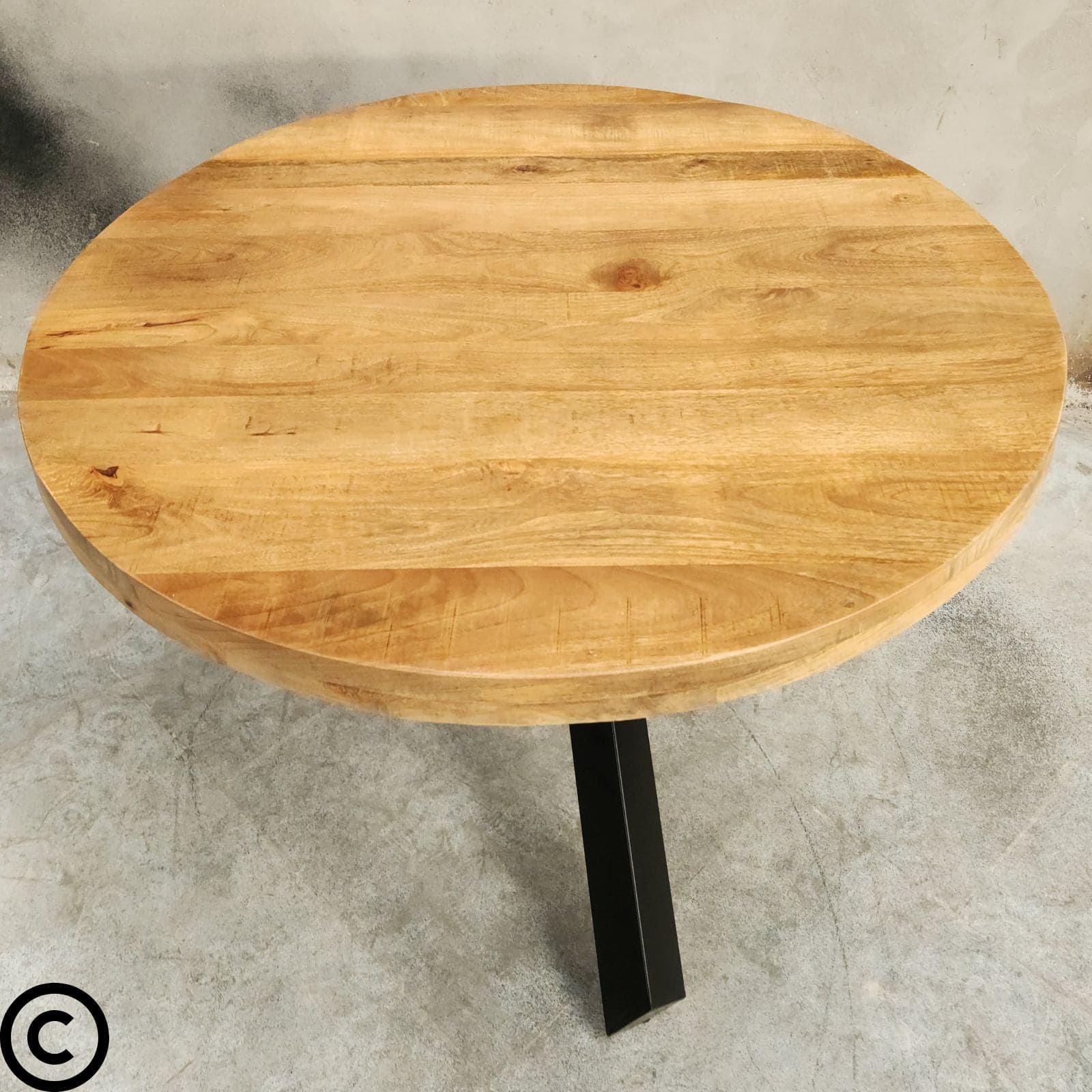 Optez pour notre superbe table industrielle ronde en manguier pour apporter une touche moderne et élégante à votre espace.