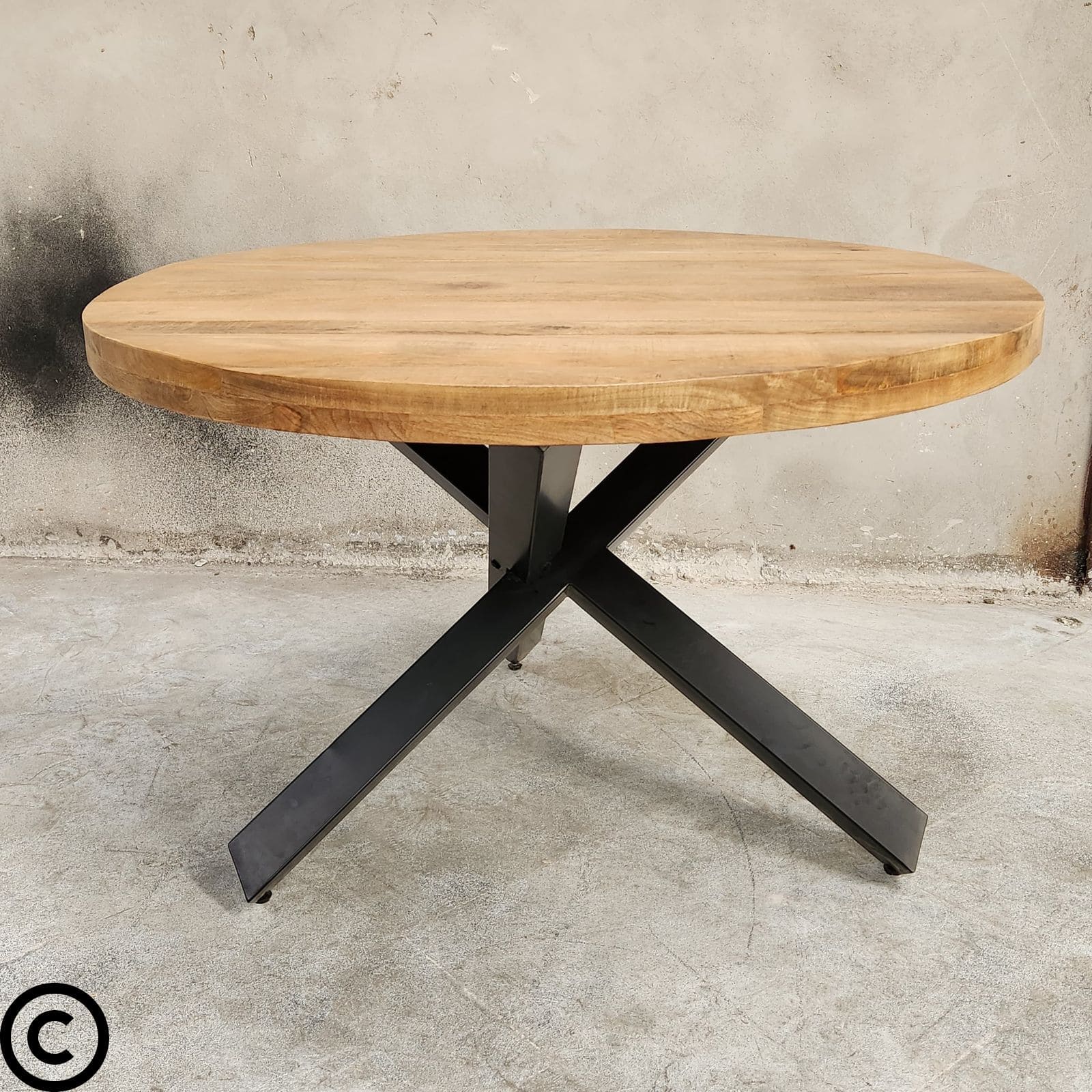 Optez pour notre superbe table industrielle ronde en manguier pour apporter une touche moderne et élégante à votre espace.
