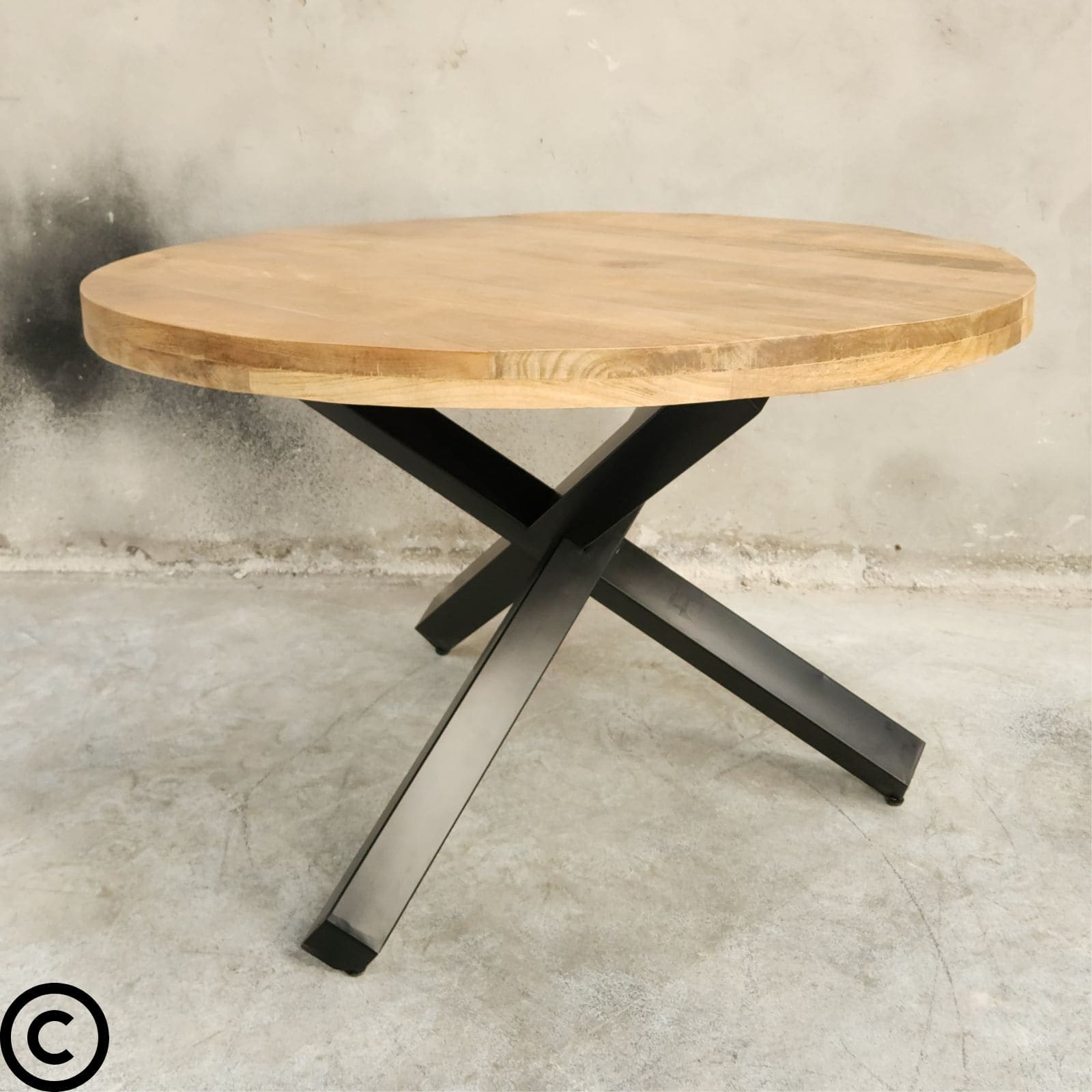 Optez pour notre superbe table industrielle ronde en manguier pour apporter une touche moderne et élégante à votre espace.