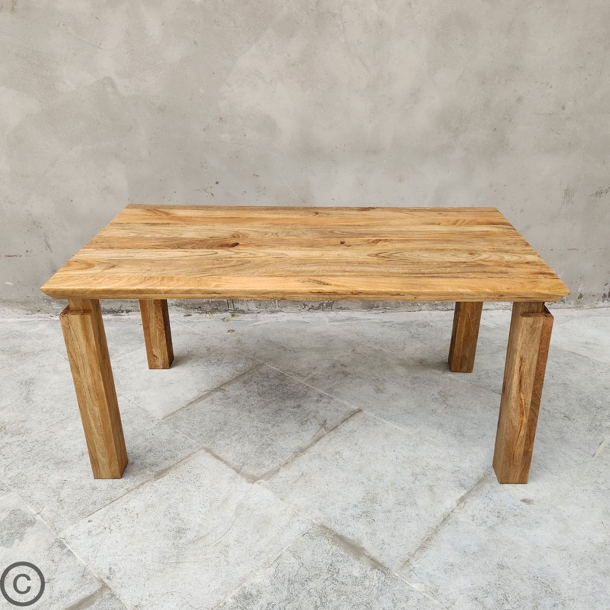 Table à manger rectangulaire en bois de manguier massif, au design sobre et naturel, avec pieds épais assortis. Kukuu, meubles d'intérieur de qualité.