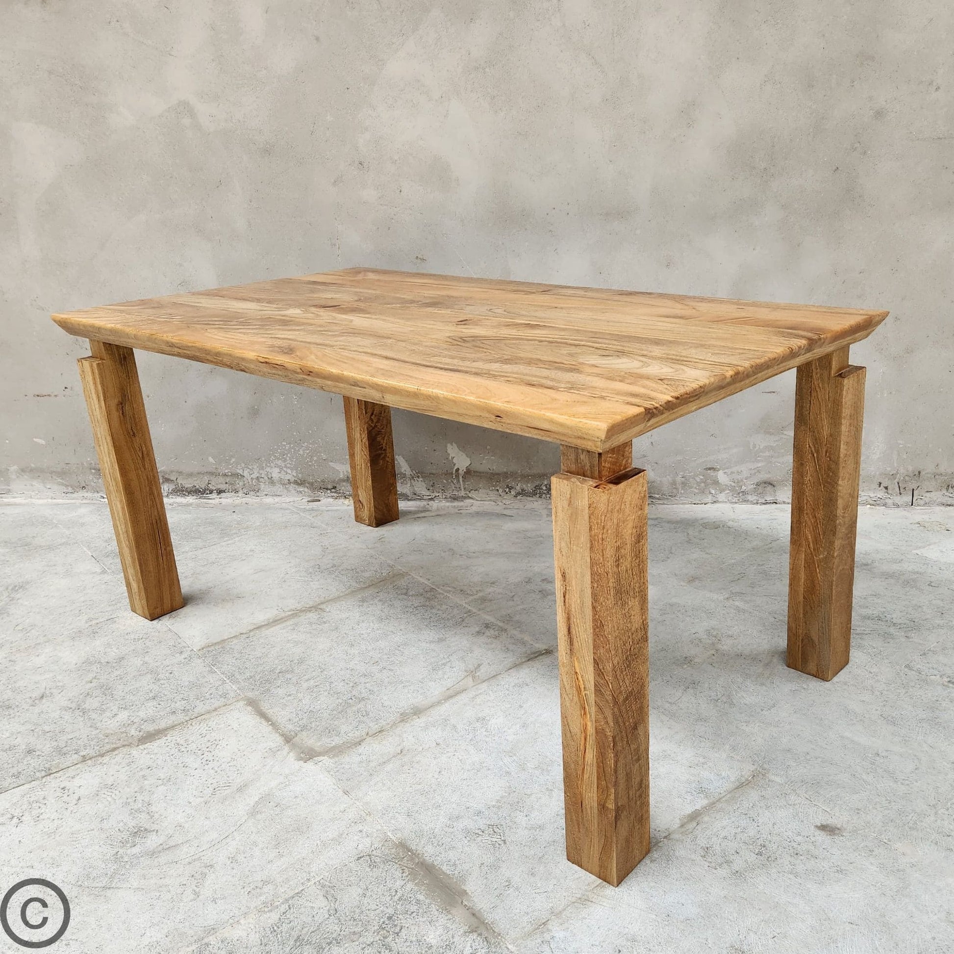 Table à manger rectangulaire en bois de manguier massif, au design sobre et naturel, avec pieds épais assortis. Kukuu, meubles d'intérieur de qualité.