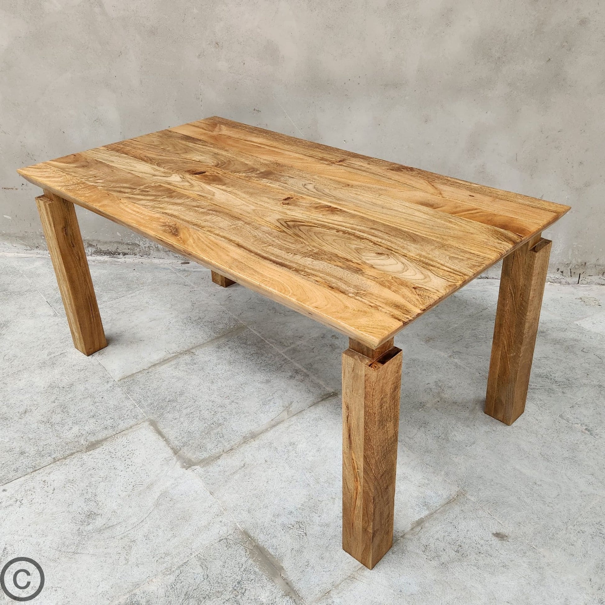 Table à manger rectangulaire en bois de manguier massif, au design sobre et naturel, avec pieds épais assortis. Kukuu, meubles d'intérieur de qualité.