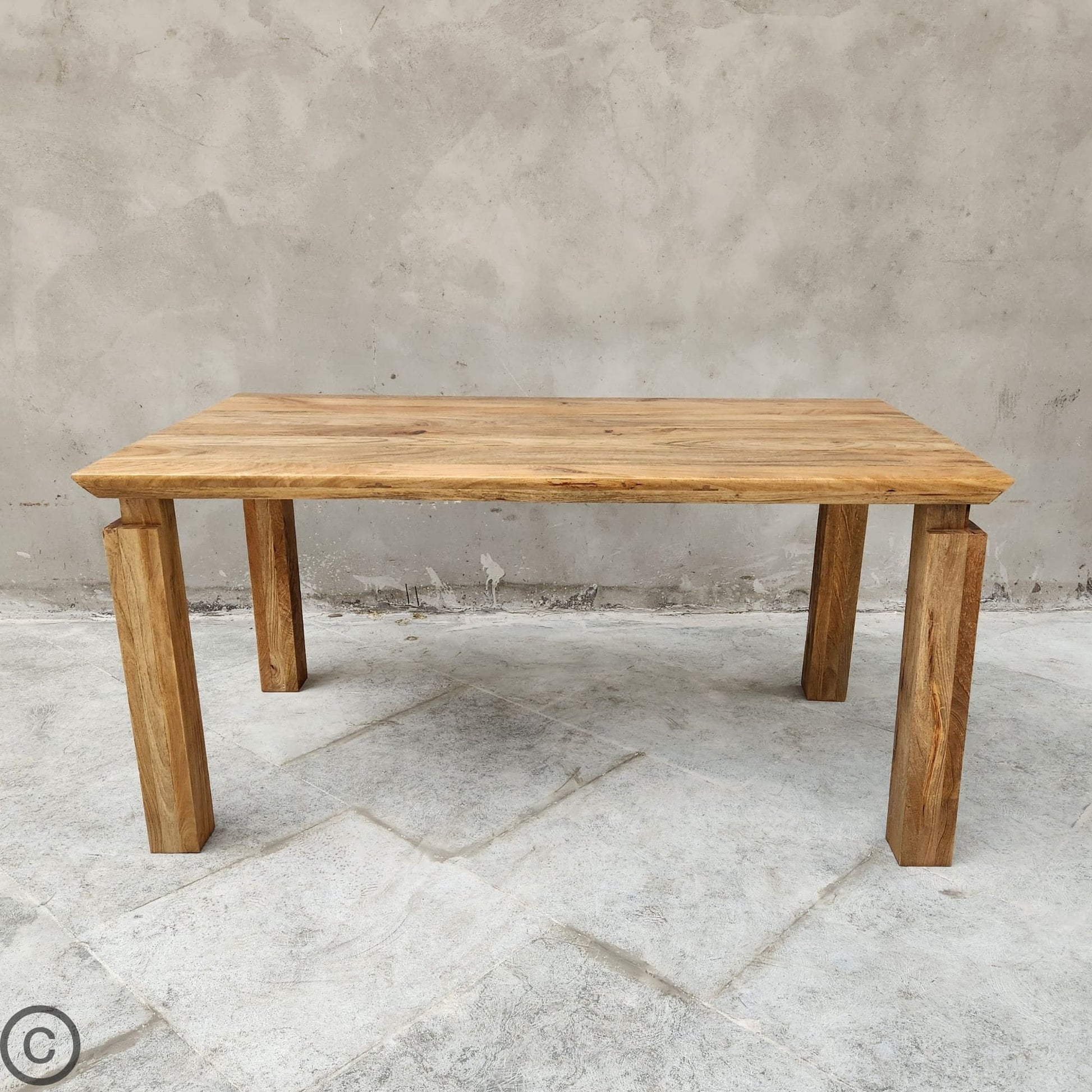 Table à manger rectangulaire en bois de manguier massif, au design sobre et naturel, avec pieds épais assortis. Kukuu, meubles d'intérieur de qualité.