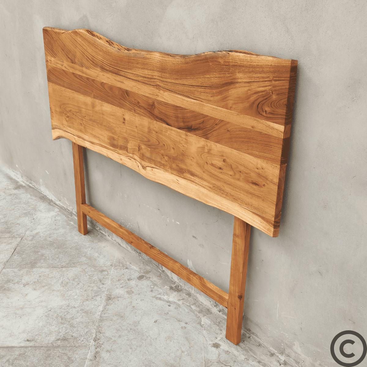 Détail du bois d’acacia – tête de lit 160 cm au veinage authentique – KUKUU