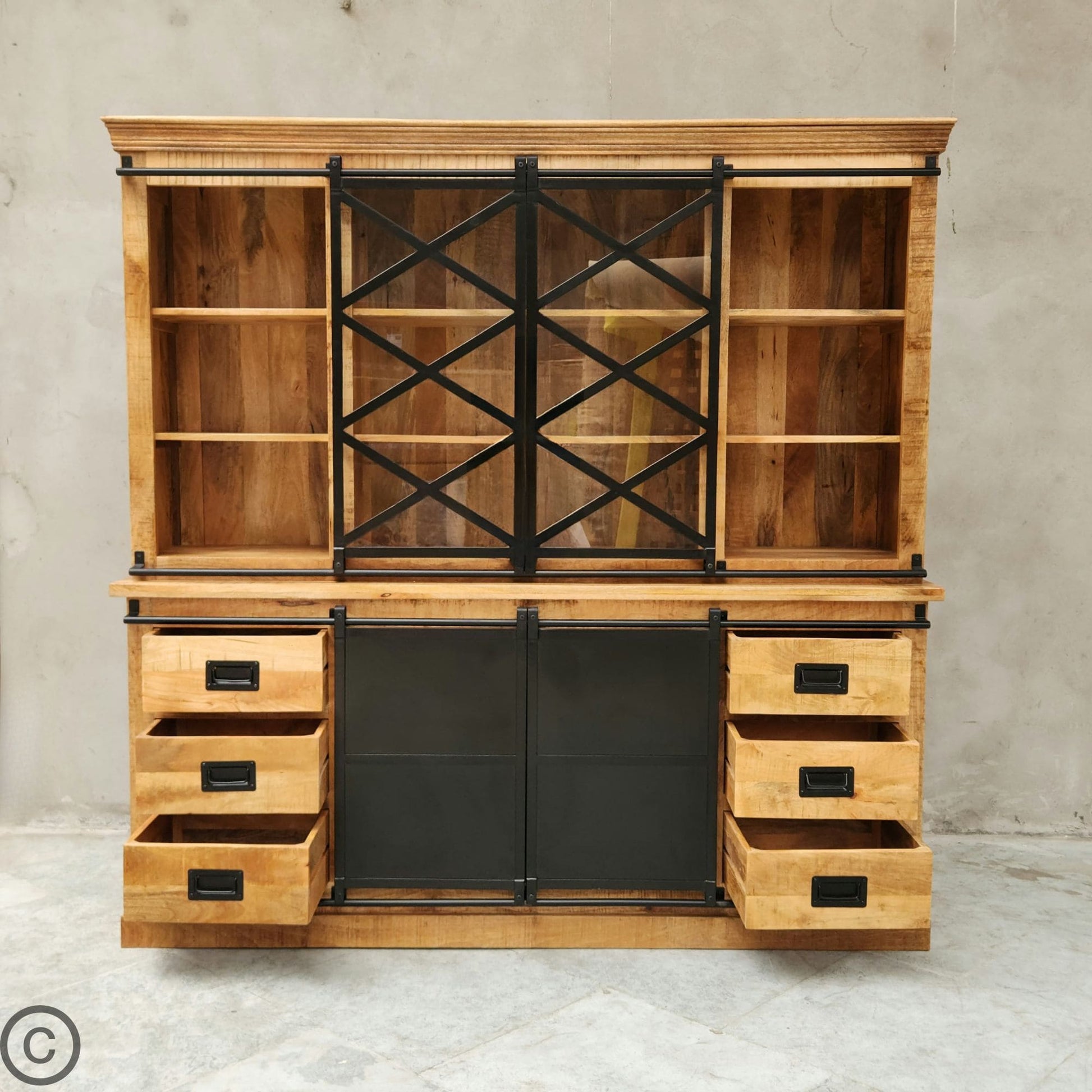 Ce vaisselier industriel a été fabriqué à partir de bois massif de manguier pour sa structure et d'acier et verre pour ses portes coulissantes. Kukuu, meubles industriels de qualité.