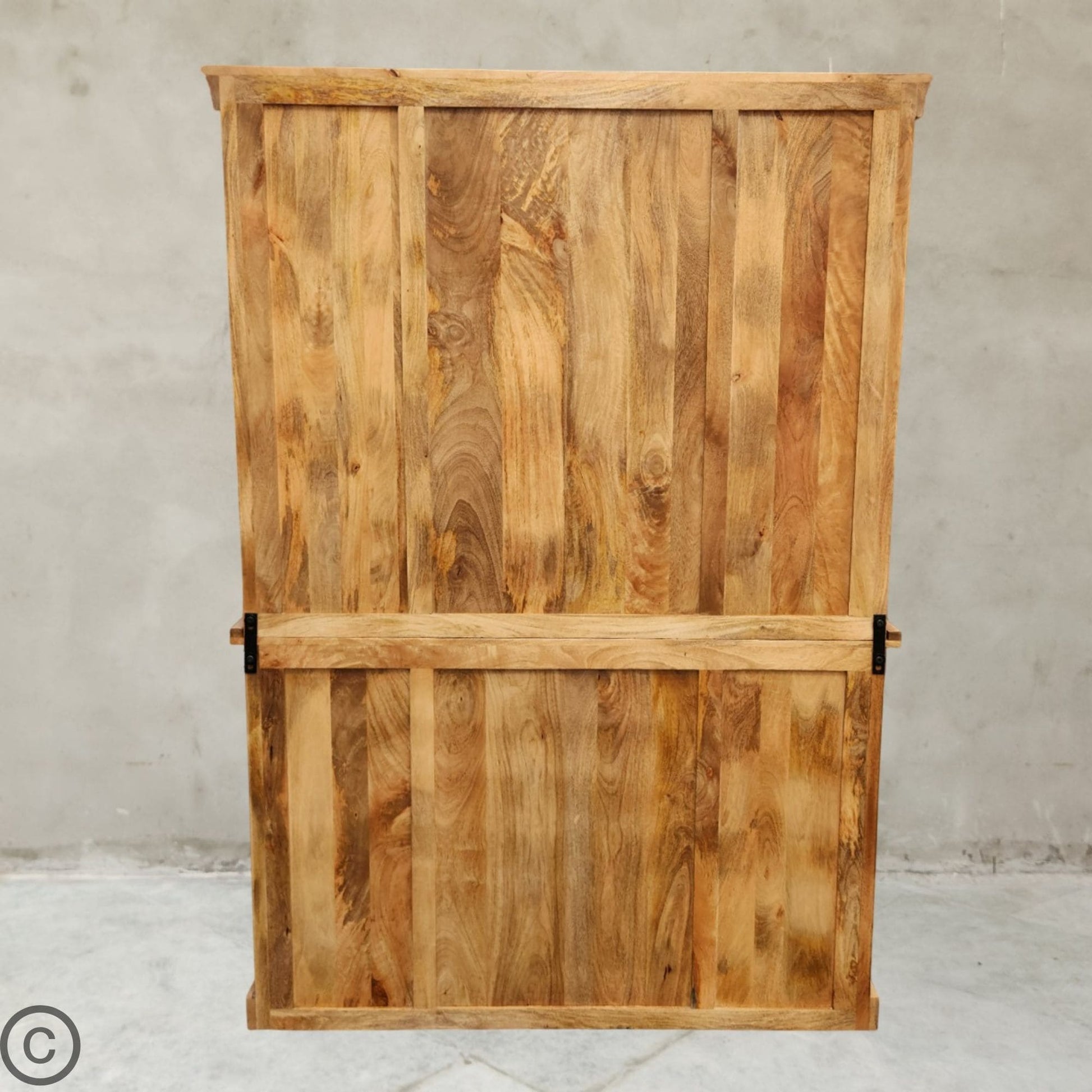 Ce vaisselier industriel a été fabriqué à partir de bois massif de manguier pour sa structure et d'acier et verre pour ses portes coulissantes. Kukuu, meubles industriels de qualité.