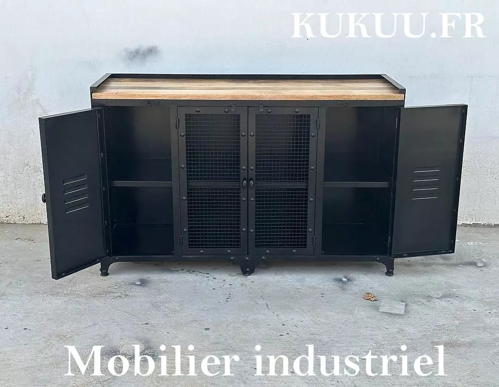 Ce buffet industriel 140 cm a été fabriqué à partir d'une structure en métal et d'un plateau en bois massif de manguier. Il est composé de quatre portes métalliques et d'espaces de rangement. Dimensions: 140 (L) X 45 (l) X 90 (H) cm. Kukuu, boutique en ligne de mobilier industriel et bois massif de qualité supérieur.