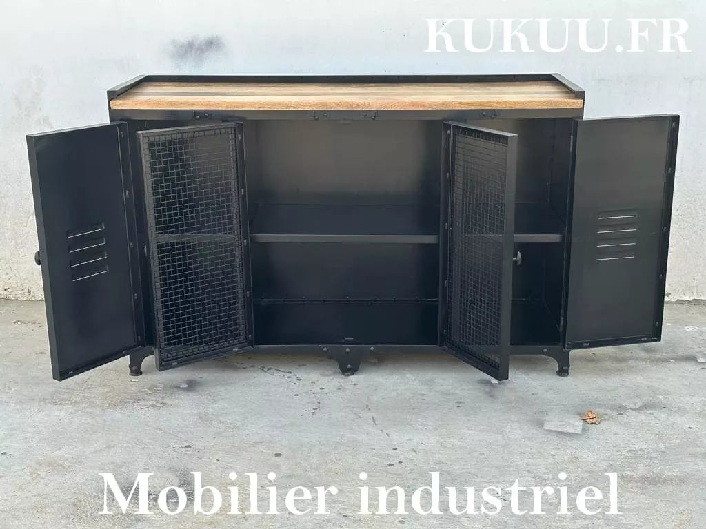 Ce buffet industriel 140 cm a été fabriqué à partir d'une structure en métal et d'un plateau en bois massif de manguier. Il est composé de quatre portes métalliques et d'espaces de rangement. Dimensions: 140 (L) X 45 (l) X 90 (H) cm. Kukuu, boutique en ligne de mobilier industriel et bois massif de qualité supérieur.
