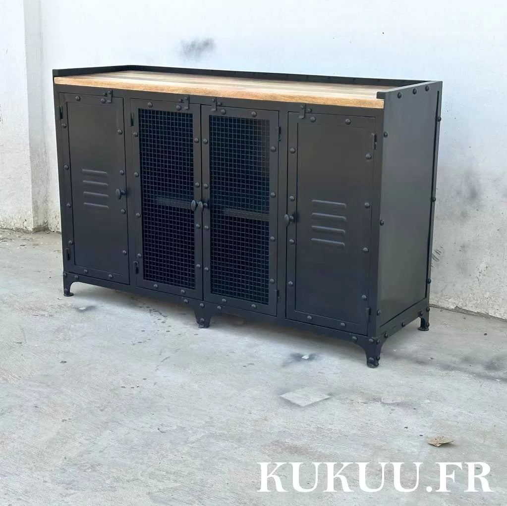 Ce buffet industriel 140 cm a été fabriqué à partir d'une structure en métal et d'un plateau en bois massif de manguier. Il est composé de quatre portes métalliques et d'espaces de rangement. Dimensions: 140 (L) X 45 (l) X 90 (H) cm. Kukuu, boutique en ligne de mobilier industriel et bois massif de qualité supérieur.