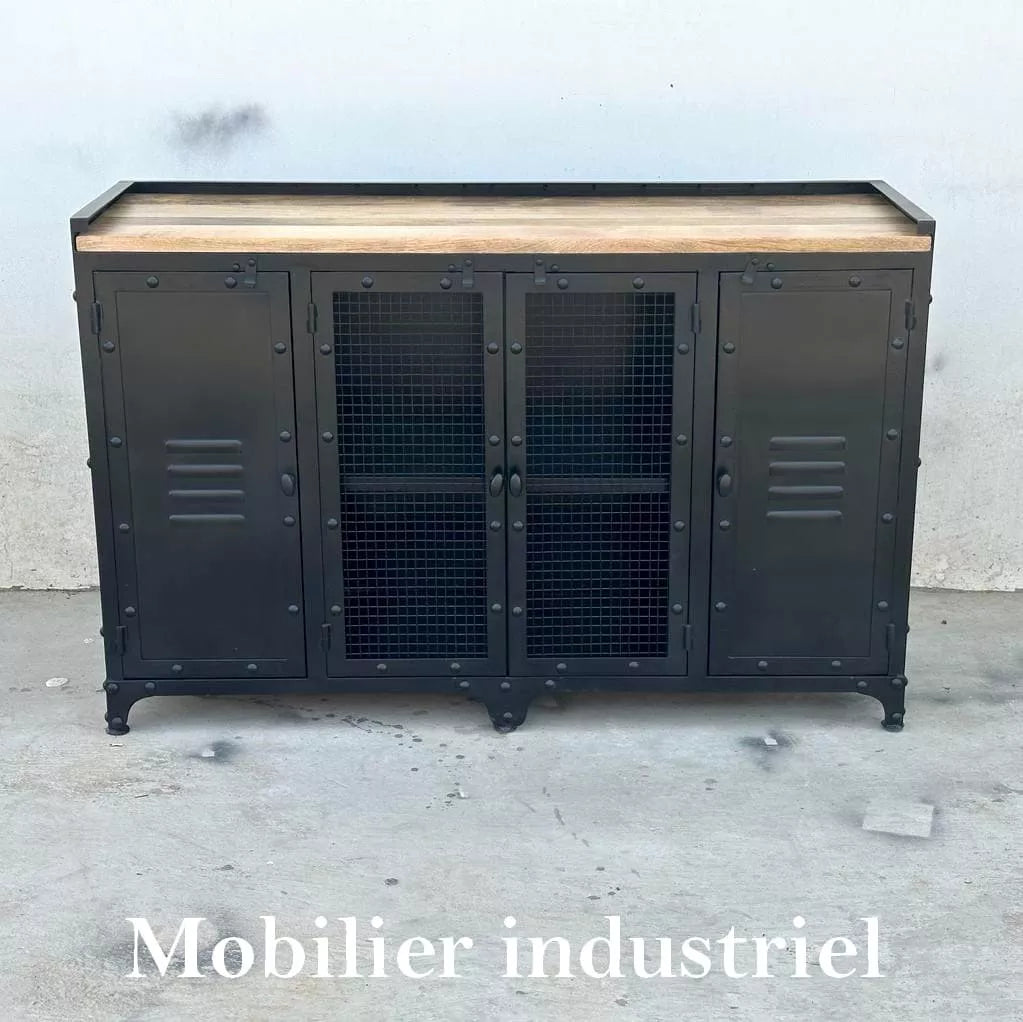 Ce buffet industriel 140 cm a été fabriqué à partir d'une structure en métal et d'un plateau en bois massif de manguier. Il est composé de quatre portes métalliques et d'espaces de rangement. Dimensions: 140 (L) X 45 (l) X 90 (H) cm. Kukuu, boutique en ligne de mobilier industriel et bois massif de qualité supérieur.