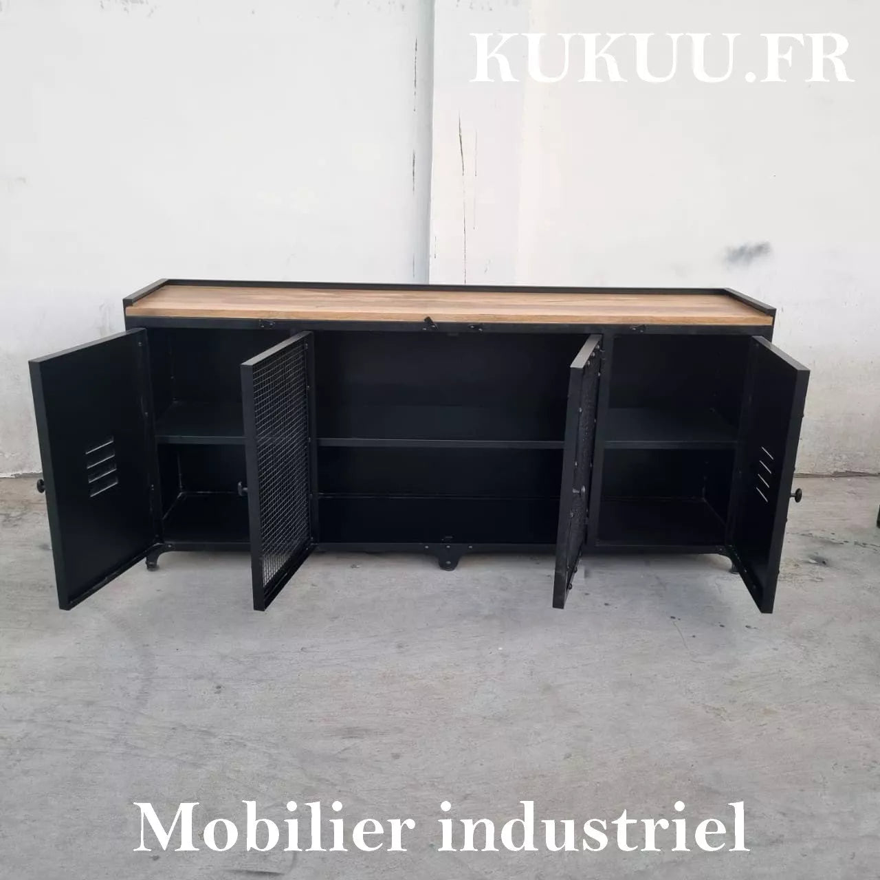 Ce buffet industriel 200 cm a été fabriqué à partir d'une structure en métal et d'un plateau en bois massif de manguier. Il est composé de quatre portes métalliques et d'espaces de rangement. Dimensions: 200 (L) X 45 (l) X 90 (H) cm. Kukuu, boutique en ligne de mobilier industriel et bois massif de qualité supérieur.