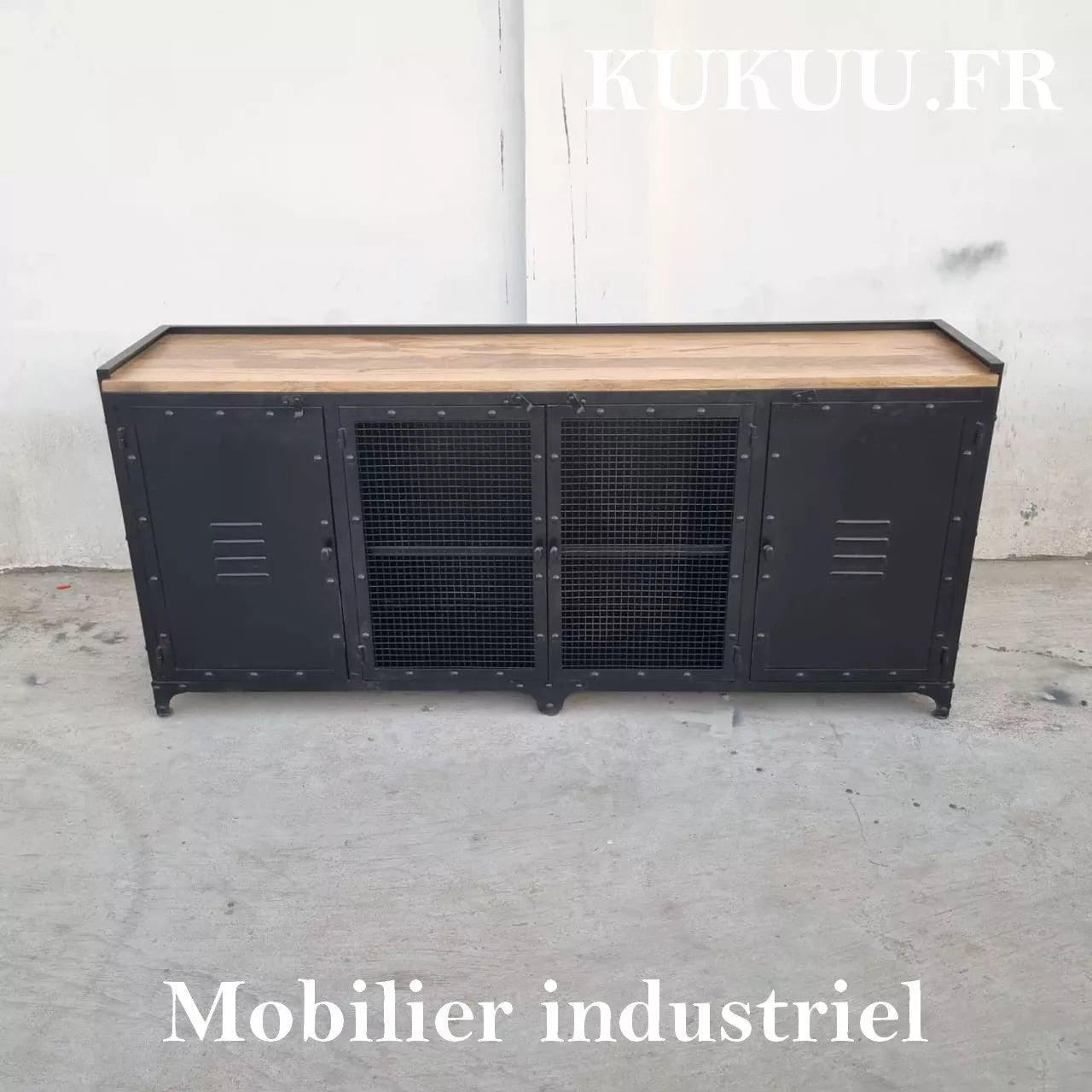Ce buffet industriel 200 cm a été fabriqué à partir d'une structure en métal et d'un plateau en bois massif de manguier. Il est composé de quatre portes métalliques et d'espaces de rangement. Dimensions: 200 (L) X 45 (l) X 90 (H) cm. Kukuu, boutique en ligne de mobilier industriel et bois massif de qualité supérieur.