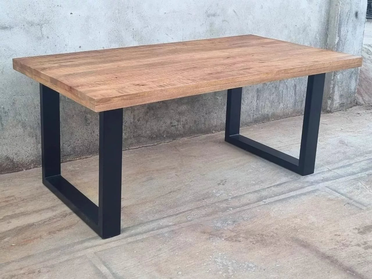 La table à manger bois massif industrielle BROOKLYN est disponible en 160 et 180 cm. Cette table à manger industrielle a été fabriquée à partir de métal et bois de manguier. Kukuu, meubles industriels de qualité.