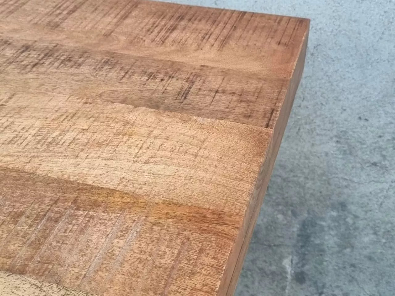 La table à manger bois massif industrielle BROOKLYN est disponible en 160 et 180 cm. Cette table à manger industrielle a été fabriquée à partir de métal et bois de manguier. Kukuu, meubles industriels de qualité.