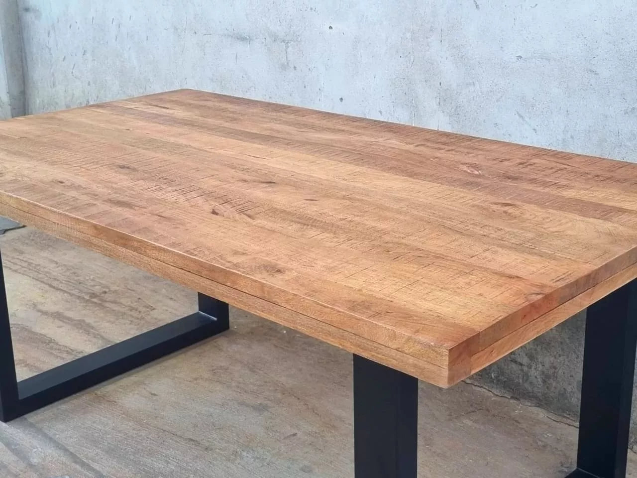 La table à manger bois massif industrielle BROOKLYN est disponible en 160 et 180 cm. Cette table à manger industrielle a été fabriquée à partir de métal et bois de manguier. Kukuu, meubles industriels de qualité.