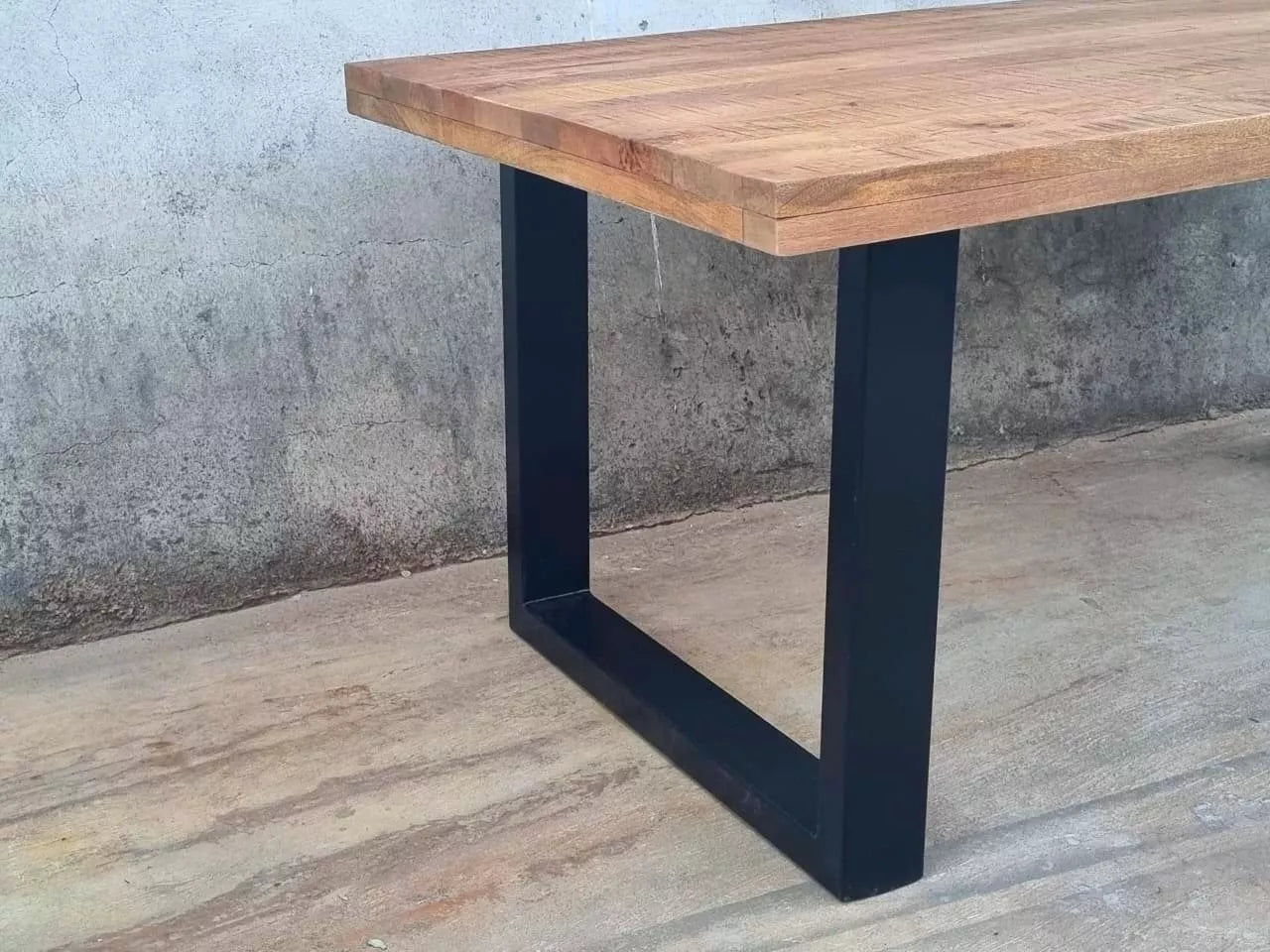 La table à manger bois massif industrielle BROOKLYN est disponible en 160 et 180 cm. Cette table à manger industrielle a été fabriquée à partir de métal et bois de manguier. Kukuu, meubles industriels de qualité.