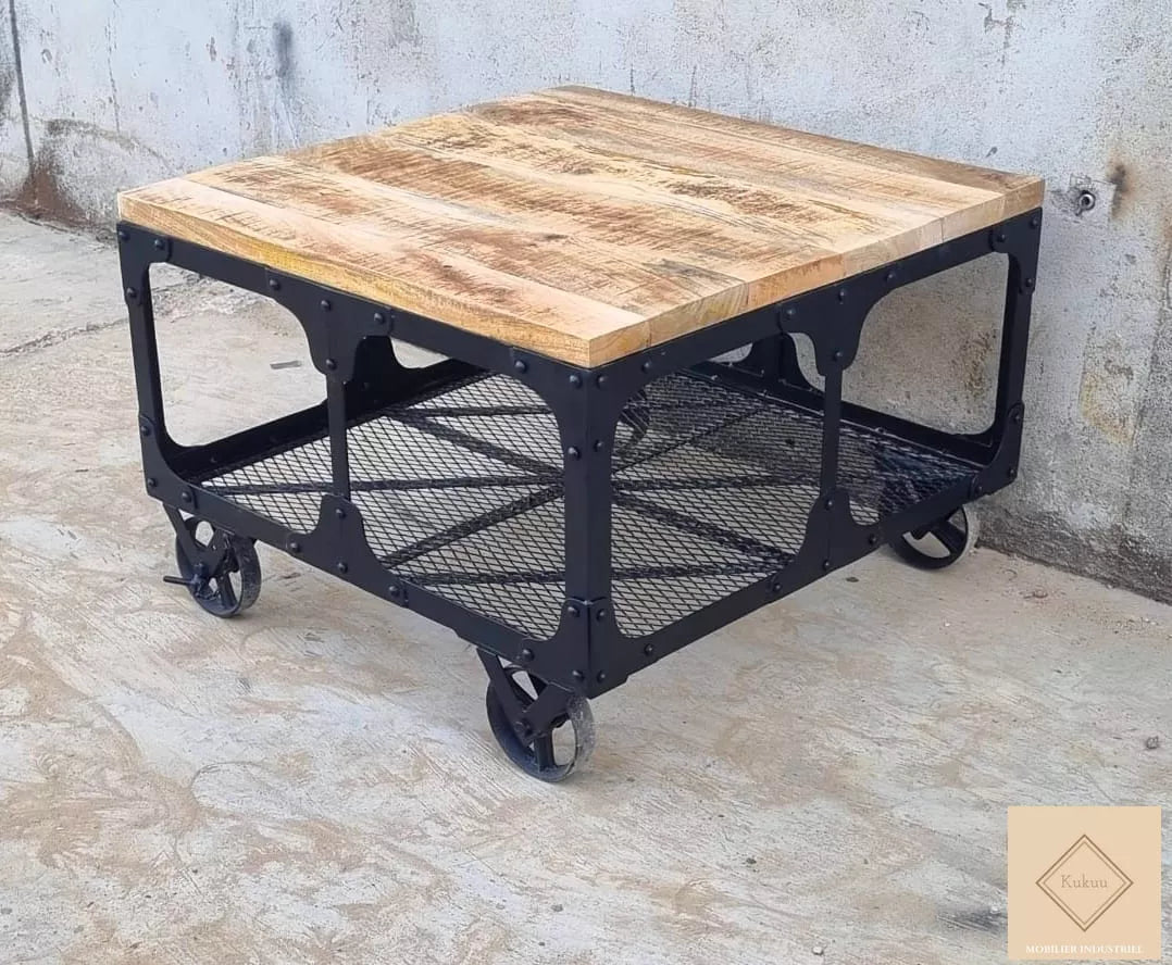 Table basse industrielle carrée à roulettes
