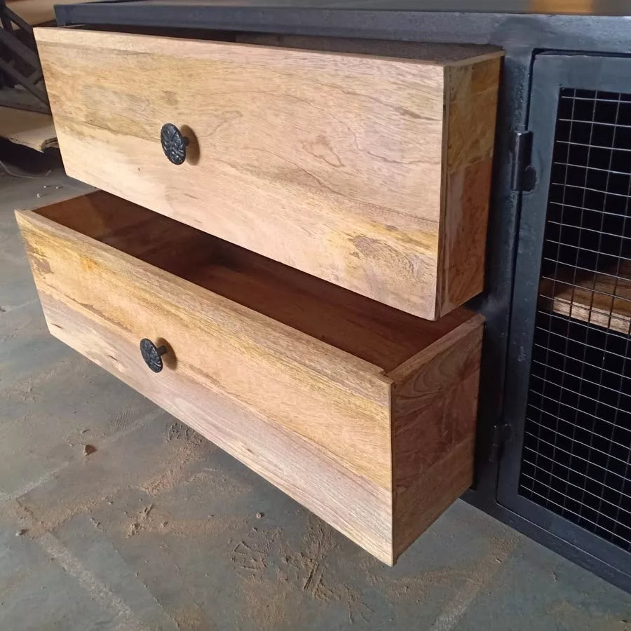 Meuble tv industriel avec tiroirs et étagères style industriel. Mesures: 160 x 45 x 50 cm. Kukuu, mobilier industriel et bois massif.