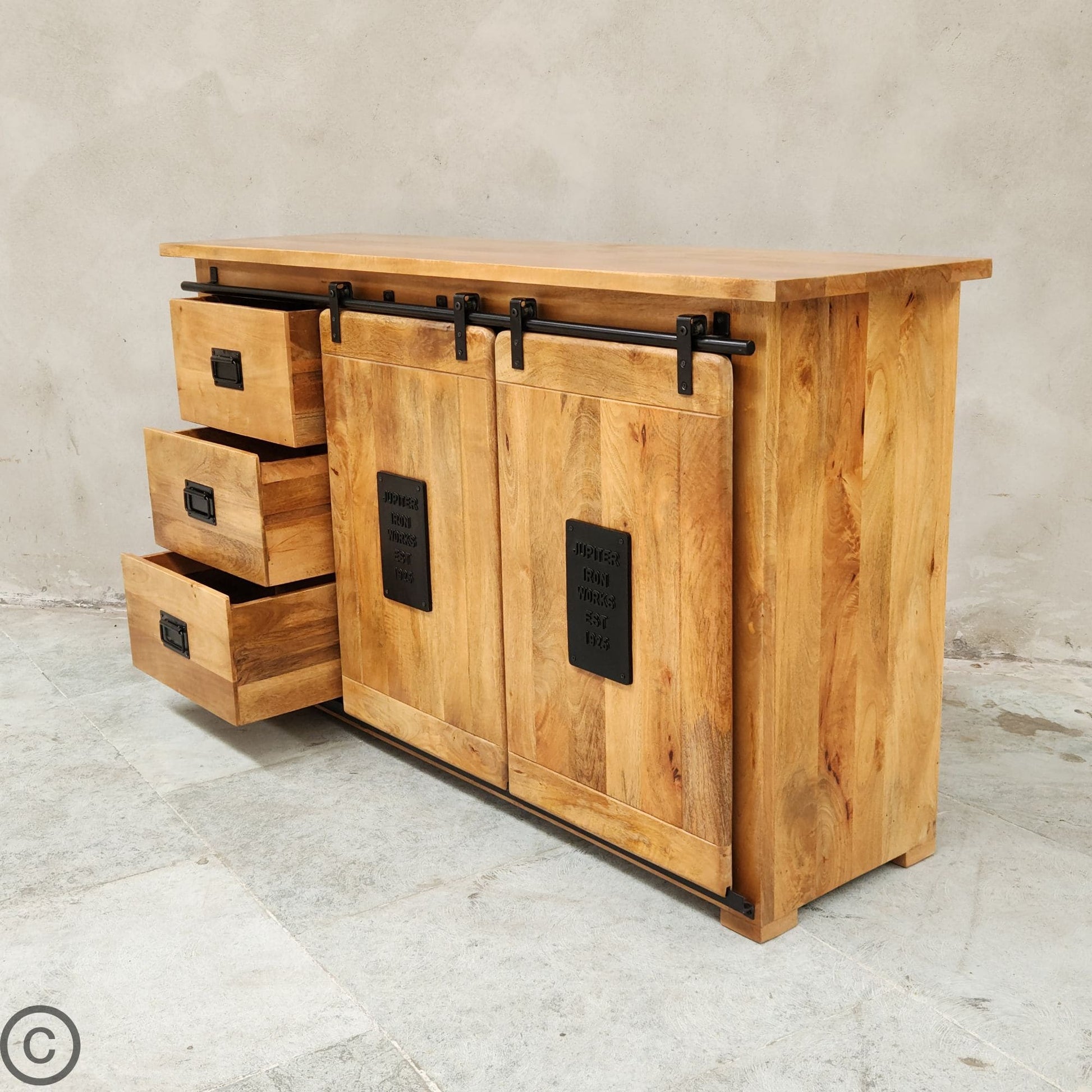 Ce buffet industriel fait de bois massif de manguier et métal, est composé de 3 tiroirs en bois, 2 portes coulissantes et de 2 étagères. Dimensions: 160 (L) X 45 (l) X 90 (H) cm. Kukuu, spécialiste en meubles industriels.