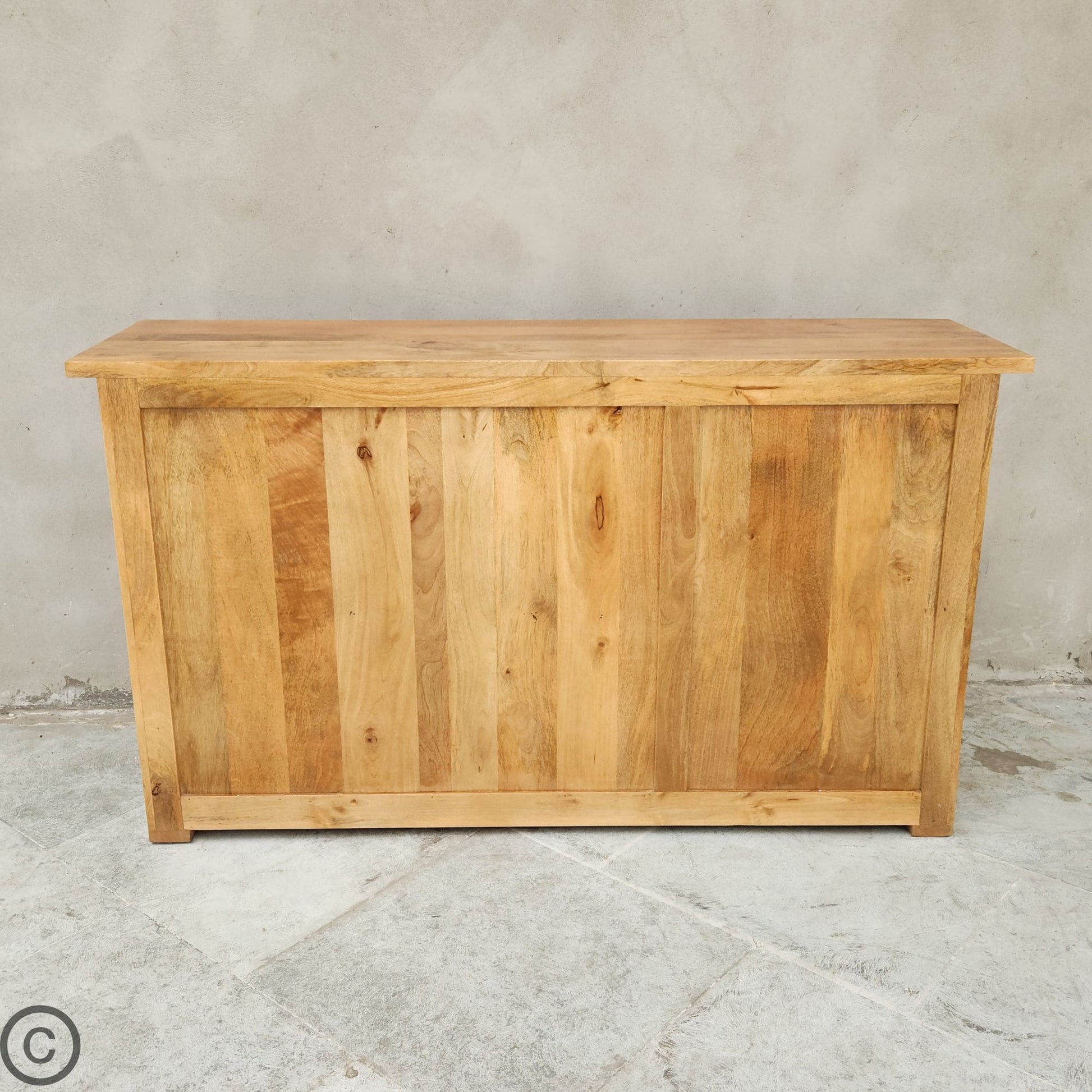 Ce buffet industriel fait de bois massif de manguier et métal, est composé de 3 tiroirs en bois, 2 portes coulissantes et de 2 étagères. Dimensions: 160 (L) X 45 (l) X 90 (H) cm. Kukuu, spécialiste en meubles industriels.