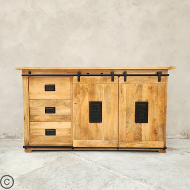 Ce buffet industriel fait de bois massif de manguier et métal, est composé de 3 tiroirs en bois, 2 portes coulissantes et de 2 étagères. Dimensions: 160 (L) X 45 (l) X 90 (H) cm. Kukuu, spécialiste en meubles industriels.
