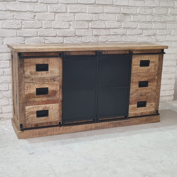  Cette enfilade est composée de 6 tiroirs en bois, 2 portes coulissantes et de 2 étagères . Le mélange bois brut et métal apportera une touche unique et pleine de charme à votre intérieur. Mesures: 170 (L) x 45 (l) x 90 (H) cm. Kukuu, spécialiste en meubles industriels.