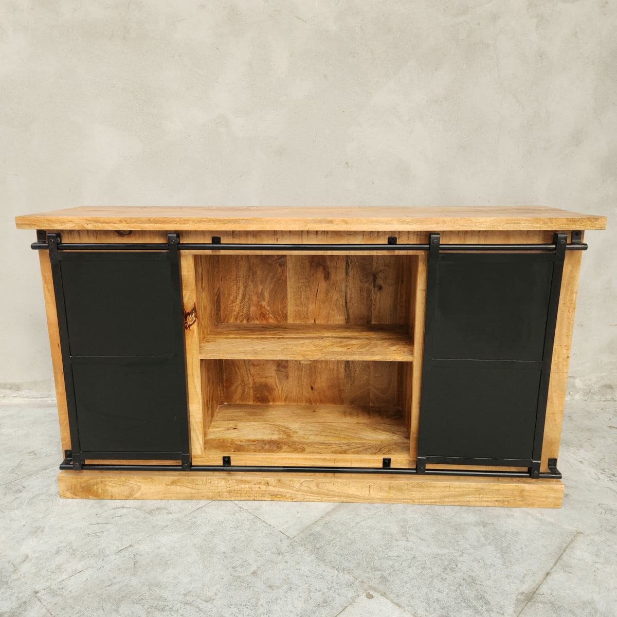 Buffet industriel bois massif 160 cm avec portes coulissantes KUKUU - portes ouvertes