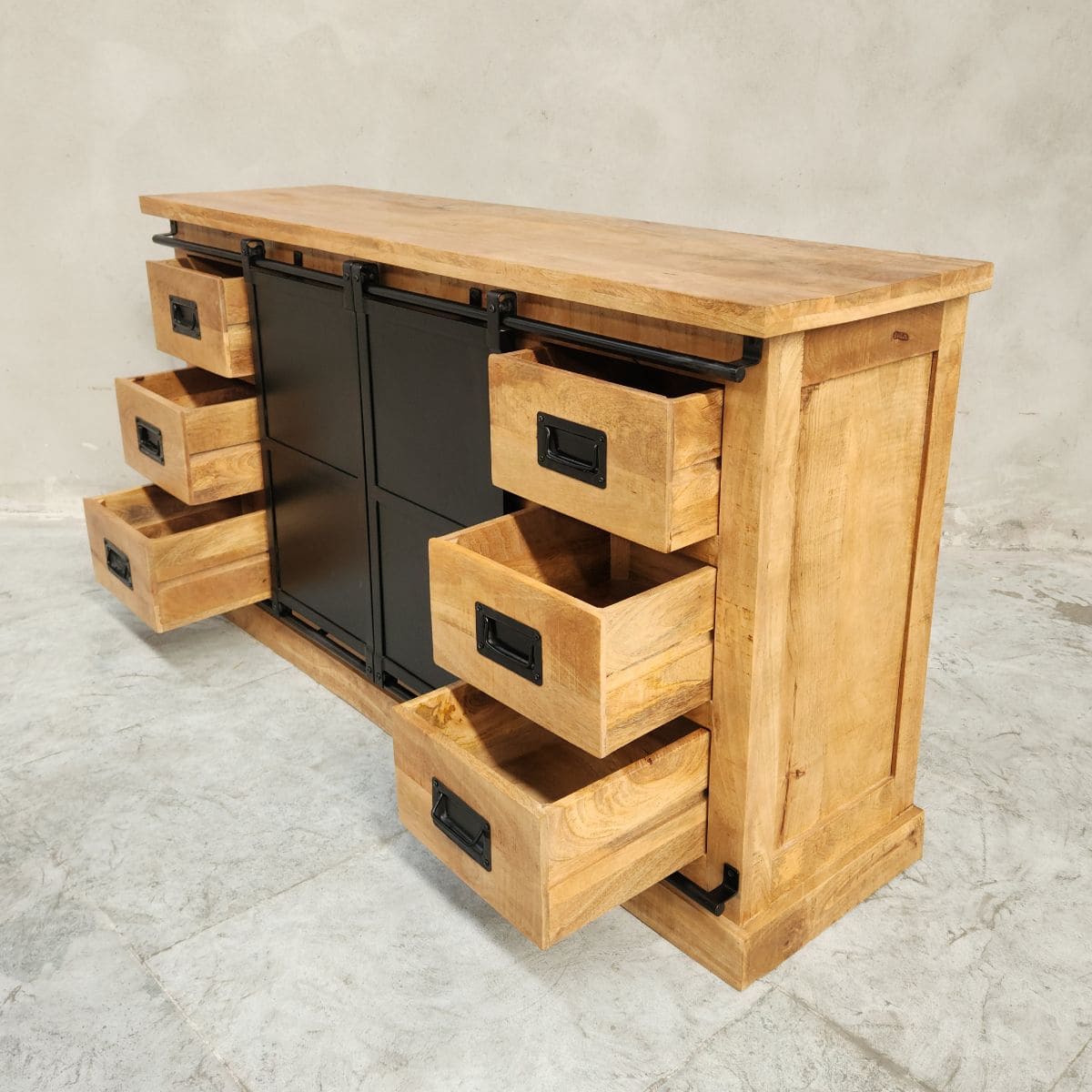 Buffet industriel bois massif 160 cm avec portes coulissantes KUKUU - tiroirs ouverts