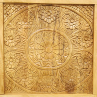 Gros plan sur la sculpture florale d’une tête de lit KUKUU en bois de manguier massif, travaillée à la main.