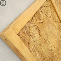 Détail de la finition artisanale du cadre en bois massif d’une tête de lit sculptée KUKUU.