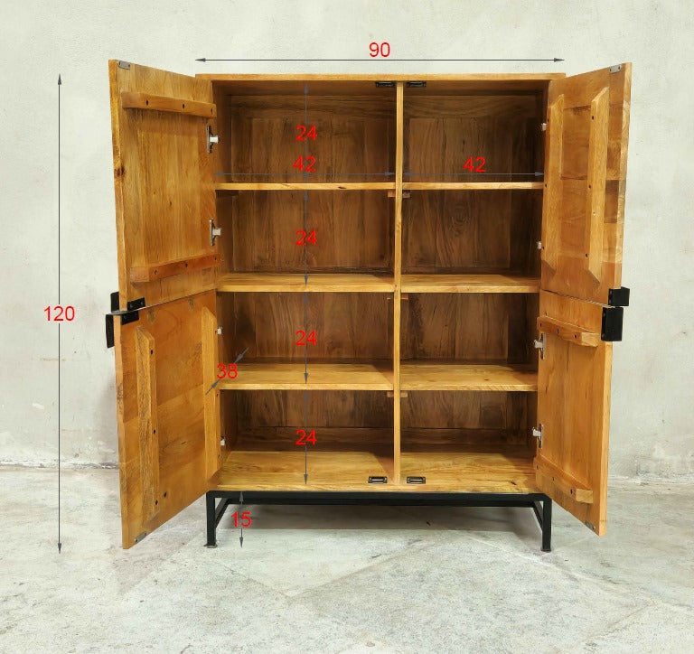 Ce buffet haut en manguier, faisant partie de la collection SQUARE, arbore un design industriel épuré et moderne, mêlant le bois de manguier massif et le métal noir. Kukuu, meubles industriels de qualité.