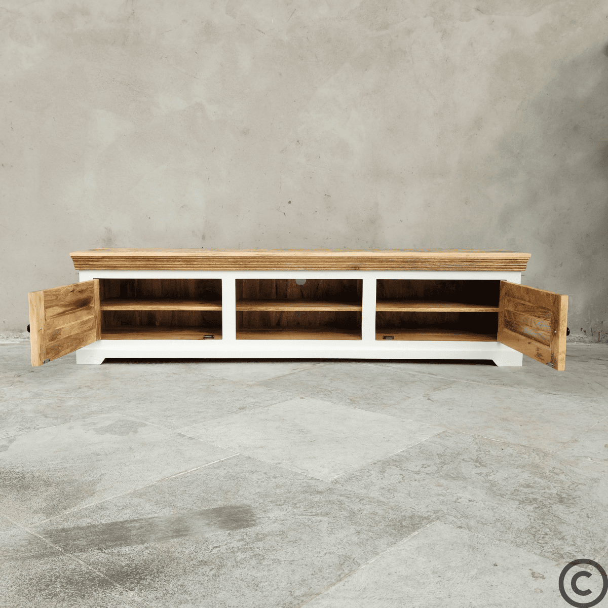 Meuble TV bois blanc 200 cm en manguier massif KUKUU, portes style persiennes ouvertes.