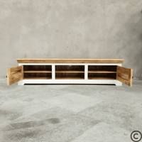 Meuble TV bois blanc 200 cm en manguier massif KUKUU, portes style persiennes ouvertes.