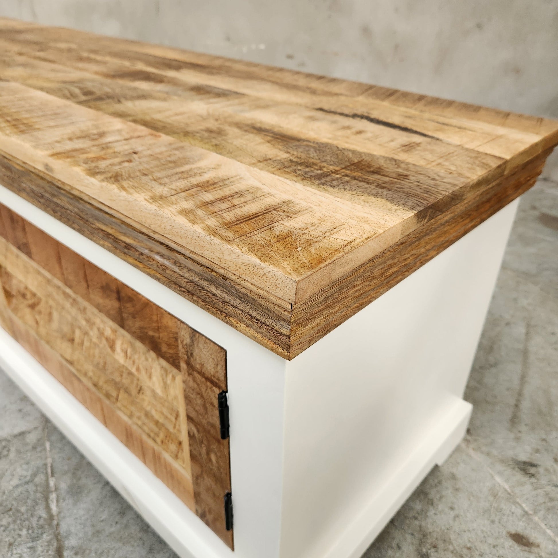Meuble TV bois blanc 200 cm en manguier massif KUKUU, détail bois de manguier.