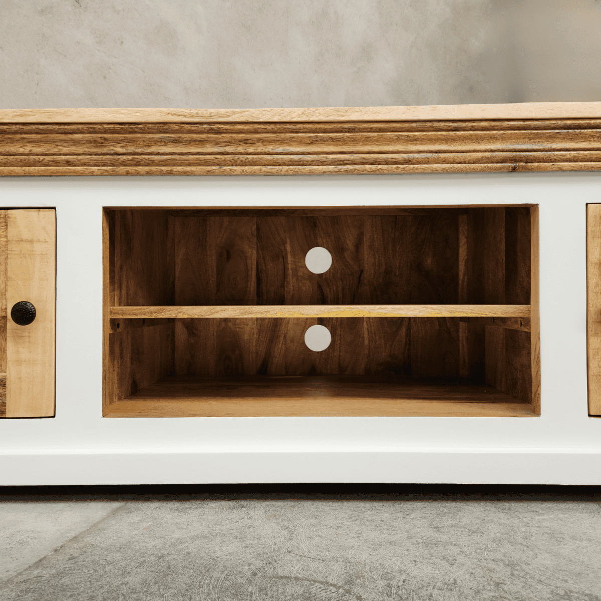 Meuble TV bois blanc en manguier massif KUKUU, niche centrale avec ouvertures à l'arrière.