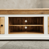 Meuble TV bois blanc en manguier massif KUKUU, niche centrale avec ouvertures à l'arrière.