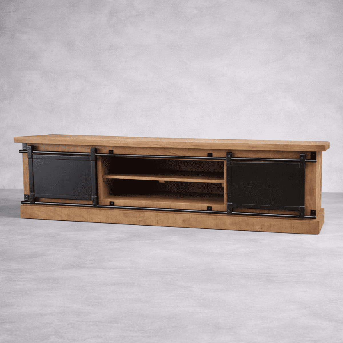 Meuble TV industriel 160 cm bois massif avec portes coulissantes KUKUU - portes ouvertes