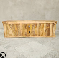 Ce meuble tv bois blanc Kukuu est composé d'une niche centrale et de 2 portes latérales style persienne. Longueurs disponibles: 160, 180 et 200 cm.