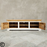 Ce meuble tv bois blanc Kukuu est composé d'une niche centrale et de 2 portes latérales style persienne. Longueurs disponibles: 160, 180 et 200 cm.