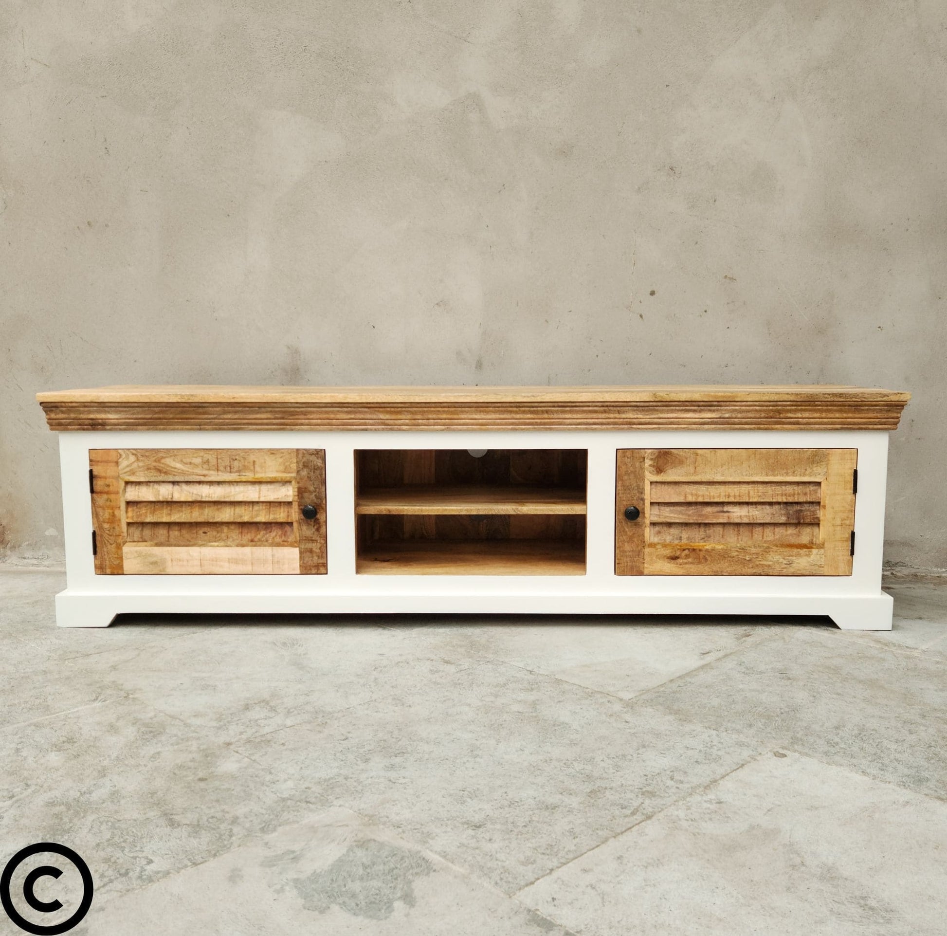 Ce meuble tv bois blanc Kukuu en manguier massif est composé d'une niche centrale et de 2 portes latérales style persienne. Longueurs disponibles: 160, 180 et 200 cm.